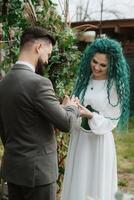 Casamento cerimônia do a recém-casados dentro uma país chalé foto