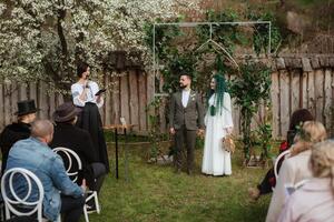 Casamento cerimônia do a recém-casados dentro uma país chalé foto