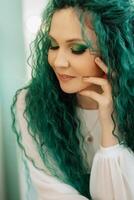 retrato do uma noiva com verde encaracolado cabelo dentro a beleza quarto foto