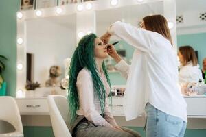 retrato do uma noiva com verde encaracolado cabelo dentro a beleza quarto foto