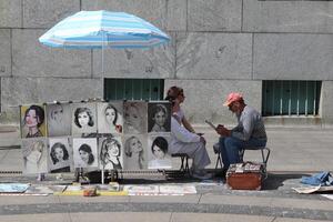 afundou Petersburgo Rússia - 08 14 2023 rua artista em Charles ponte fazer uma esboço ou uma retrato para uma mulher sentado em uma cadeira foto