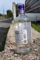 afundou Petersburgo Rússia - 08 14 2023 garrafa do russo vodka. posicionado certo em a cinzento estrada superfície. cópia de espaço. seletivo foco. vintage. foto