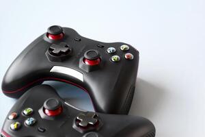 dois controle de video game jogos controlador em luz azul fundo. minimalismo. foto
