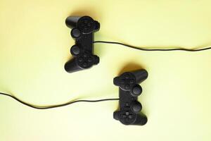 dois controle de video game jogos controlar em amarelo fundo. foto