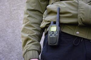 a walkie-talkie é preso para a cinto do a do homem calça. foto