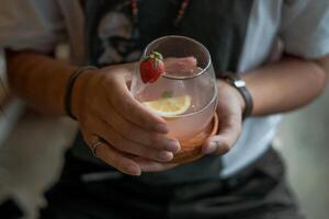 azul e vermelho coquetéis com Lima para verão bebidas foto