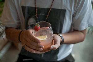 azul e vermelho coquetéis com Lima para verão bebidas foto