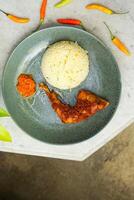 frito frango com arroz e Pimenta foto
