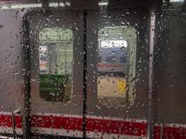 trem porta com água gotas foto