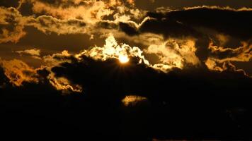 lindo dramático céu com nuvens às pôr do sol ou nascer do sol. pôr do sol céu às crepúsculo dentro a tarde com natural céu fundo com dourado laranja nuvens. foto