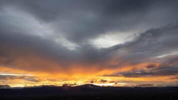 real surpreendente nascer do sol ou pôr do sol céu com □ Gentil colorida nuvens. lindo natural pôr do sol do a montanha alcance debaixo colorida azul e laranja pôr do sol dentro a tarde. foto