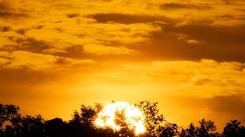 lindo natureza manhã com laranja, amarelo brilho do sol e fofo nuvens. lindo colorida dramático céu com nuvens às pôr do sol ou nascer do sol. foto