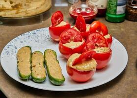 recheado pepinos e tomates pronto para cozimento em prato foto