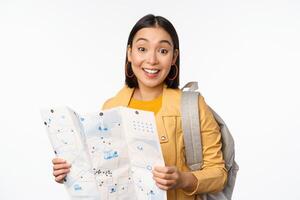 imagem do jovem ásia menina turista, viajante com mapa e mochila posando contra branco estúdio fundo foto