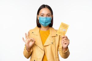 Ei você obteve ponto. alegre fofa ásia animado menina Sombrio curto corte de cabelo apontando Câmera pistola de dedo sorridente amplamente, encorajar amigo faço mover, felicitar colega de trabalho Boa trabalho, ficar de pé azul fundo foto