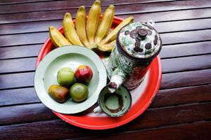 seletivo foco do frutas e bebidas servido para convidados. ótimo para chinês Novo ano celebrações. foto