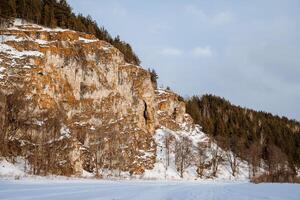 apenas Katavskaia caverna em a katav rio, sulista ural Rússia. Maryin Rocha penhasco dentro inverno. hapov cume dentro a neve foto