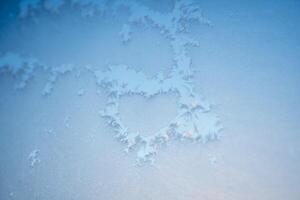 mágico geada e gelo padrões em uma inverno vidro. natural fenômenos. inverno decorações, congeladas água em a janela. foto