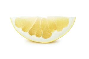Pamela citrino fruta fatia isolado em branco fundo. foto