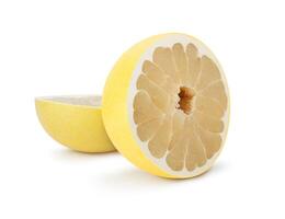 Pamela citrino fruta 1 cortar dentro metade isolado em branco fundo foto