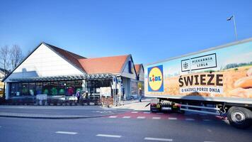 Varsóvia, Polônia. 16 fevereiro 2024. placa lidl. companhia tabuleta lidl. lidl caminhão entregando Comida e bens para a desconto supermercado. foto