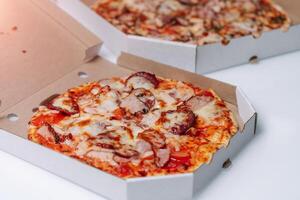 Entrega caixa com delicioso pizza em branco fundo. foto