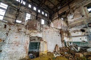 dentro arruinado fábrica. velho industrial construção para demolição foto