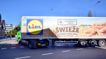 Varsóvia, Polônia. 16 fevereiro 2024. placa lidl. companhia tabuleta lidl. lidl caminhão entregando Comida e bens para a desconto supermercado. foto