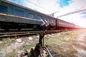 velho oxidado resistido descascado pintura do a velho vagão. azul abandonado estrada de ferro transporte. velho Estação Ferroviária. foto
