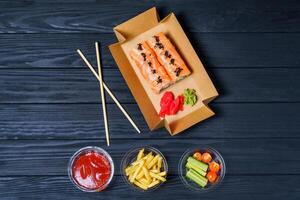 Comida entrega, Sushi rolos. conjunto do Sushi dentro uma cartão caixa. velozes Comida foto