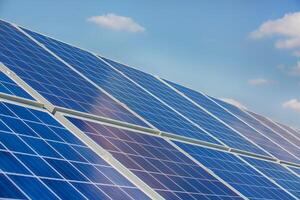 solar painel em céu fundo. fotovoltaico poder fornecem sistemas. solar poder plantar. a fonte do ecológico renovável energia. foto