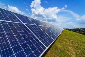 solar painel em céu fundo. fotovoltaico poder fornecem sistemas. foto