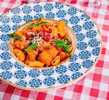 Macarrão Penne massa com tomate molho em topo Visão foto