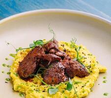 assado carne fígado com amassado batatas foto