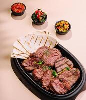 grelhado carne bife vitela medalhões com Pão Pita foto