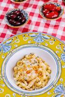 Macarrão Penne massa com parmesão com azeitonas e azeitonas em a mesa foto