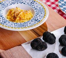 chefe de cozinha ralar Brigadeiro aparas de madeira em massa com parmesão foto