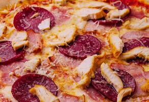 calabresa pizza com manjericão e parmesão queijo fechar acima foto