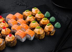 japonês Sushi grande conjunto em topo Visão foto