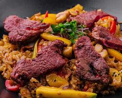 chinês frito arroz com carne em Preto prato foto