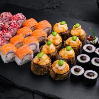 Sushi conjunto em Preto ardósia topo Visão foto