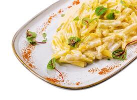 todo trigo Macarrão Penne massa com Gorgonzola queijo molho foto