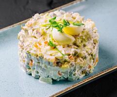 salada olivier em azul prato foto