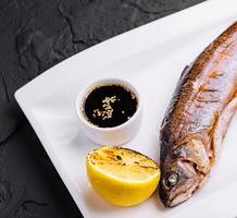 grelhado saba peixe bife com teriyaki molho foto