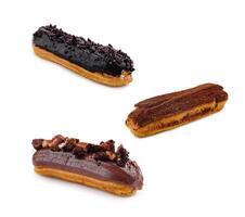 eclairs com chocolate creme e avelãs em branco prato foto