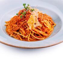 espaguete bolonhesa com parmesão queijo e tomates foto