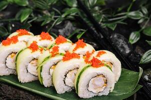 Sushi conjunto com queijo, arroz, camarão e pepino foto