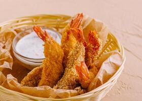 tempura camarão dentro madeira cesta em a mesa foto