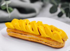 fresco saboroso eclair em branco prato fechar-se foto