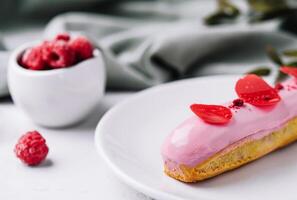 delicioso eclairs com Rosa framboesa Esmalte foto